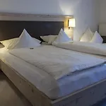 Landgasthaus Zollerstuben Vendégház 3*