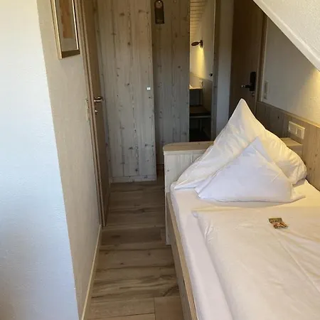 Landgasthaus Zollerstuben 3*